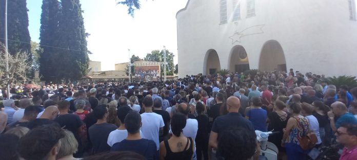 La folla ai funerali di Christian e Gabriele