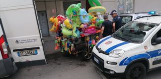 Terracina, commercio abusivo sulle spiagge: sequestri carretti e gonfiabili