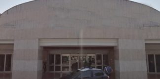 Fermato dai carabinieri prova a rubargli la pistola: arrestato