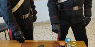 Norma, minaccia i coetanei sparando a salve