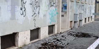 Latina, si apre una voragine sul marciapiede di via Fabio Filzi