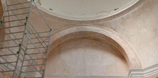 Cisterna, riaffiorano i colori originali nella chiesa del cimitero