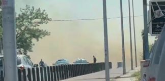 Incendio su via del Lido, fiamme e fumo invadono la strada