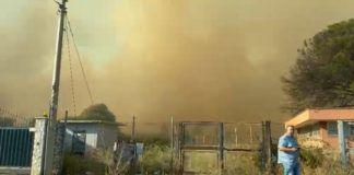Maxi incendio a Campo Boario, le fiamme minacciano le abitazioni