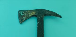 Aprilia, ascia sotto il sedile: denunciato un uomo fermato di notte