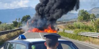 Tir in fiamme sulla Frosinone-Prossedi, disagi in direzione Terracina