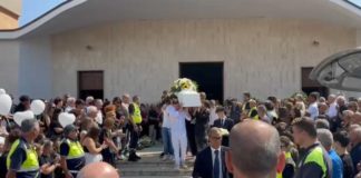 Una folla gremita per l’ultimo saluto a Federico Salvagni