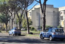 Uno striscione a sostegno del clan delle Arlecchino