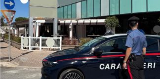 Furto nel bar al centro Morbella, caccia al bandito in fuga