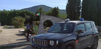 Priverno, danneggia un’auto e il monumento ai tre carabinieri caduti: denunciato un uomo
