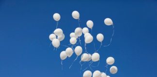 Una folla commossa per l’ultimo saluto ad Alexandra