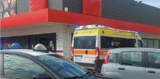 Aprilia, ruba due birre e aggredisce vigilante e direttore: arrestato