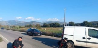 Sbanda col furgone e investe un uomo in bici: un ferito