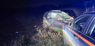 Sezze, inseguito dai carabinieri si ribalta con l’auto: soccorso e denunciato
