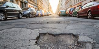 Latina, strade a pezzi: la giunta accende un mutuo da 10 milioni per rifare l’asfalto