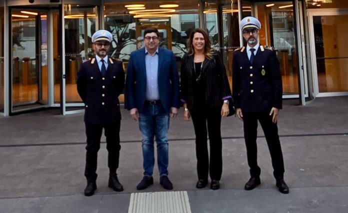 Il Sindaco Gianluca Taddeo, la dirigente della Polizia Locale Giuseppina Sciarra e gli agenti Erasmo Martellucci (dx) e Claudio Giannetti (sx)