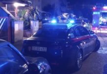Terracina, tre cassonetti a fuoco in una zona condominiale: indagini in corso