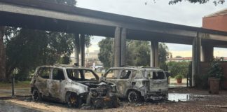 Sabaudia, a fuoco nella notte due auto della Polizia Locale