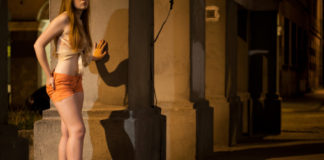 Aprilia, anziano sorpreso con una 14enne: “Aveva la patta aperta”