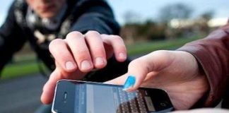 Terracina, fermato ladro seriale di smartphone: estorceva soldi per restituirli