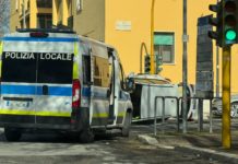 Latina, finisce contro un’auto in sosta e si ribalta: paura per un 87enne