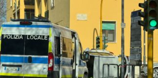 Latina, finisce contro un’auto in sosta e si ribalta: paura per un 87enne