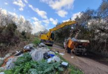 Canali invasi dai rifiuti a Fondi, il sindaco Maschietto: “Vergognoso nel 2026”