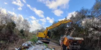 Canali invasi dai rifiuti a Fondi, il sindaco Maschietto: “Vergognoso nel 2026”