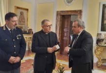 Gaeta, il questore consegna l’olio di Capaci all’arcivescovo
