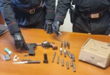 Sonnino, con droga e un piccolo arsenale in casa: arrestato un 45enne