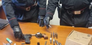 Sonnino, con droga e un piccolo arsenale in casa: arrestato un 45enne