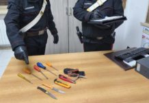 Latina, senza assicurazione e con cacciaviti in auto: una denuncia