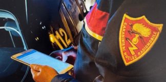 Latina, fermato con hashish e coltelli: denunciati in due