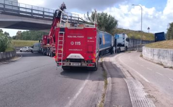 Tir perde il rimorchio, chiuso lo svincolo con la Pontina in viale Le Corbusier