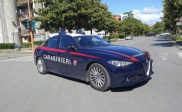 Aprilia, rubano una borsa e fuggono: arrestati due uomini