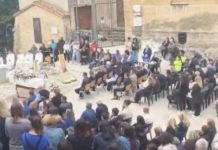 Una piazza gremita per l’ultimo saluto ad Erica Carroccia