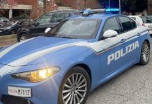 Minaccia il vicino con un’ascia: in casa droga e piante di marijuana