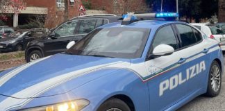 Minaccia il vicino con un’ascia: in casa droga e piante di marijuana
