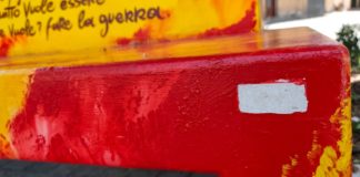 Cisterna, Le “panchine parlanti” senza voce, vandalizzati i QR code disegnati dai bambini
