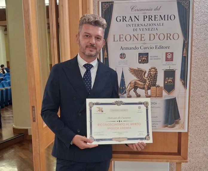 Emanuele Panici de La Capannina riceve il premio Leone d'oro