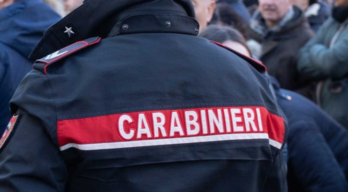 Aggredì e minacciò di morte la compagna davanti ai figli: arrestato