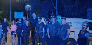 Intrappolati nella vegetazione del canale, due cocker salvati dalla polizia locale