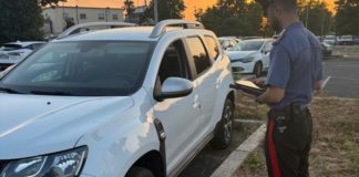 Spaccano il finestrino di un’auto e rubano due borse: arrestati