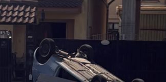 Si ribalta con l’auto in via Piattella, paura per un giovane