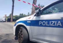 Suv finisce contro un pino sull’Appia, due morti