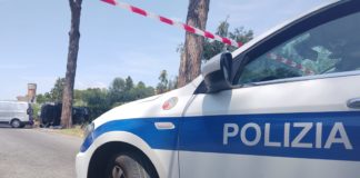 Suv finisce contro un pino sull’Appia, muore una coppia