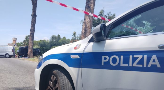 Suv finisce contro un pino sull’Appia, muore una coppia