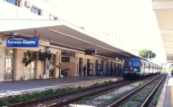 Dieci ordigni sotto la Roma-Napoli a Formia, stop ai treni e maxi bonifica
