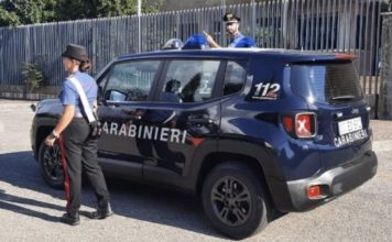 Sezze, aggredisce i genitori e lancia una zanzariera contro il padre