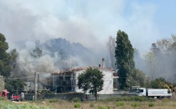 Incendio minaccia il residence di fortuna all’ex Bamboo, paura al lido di Latina